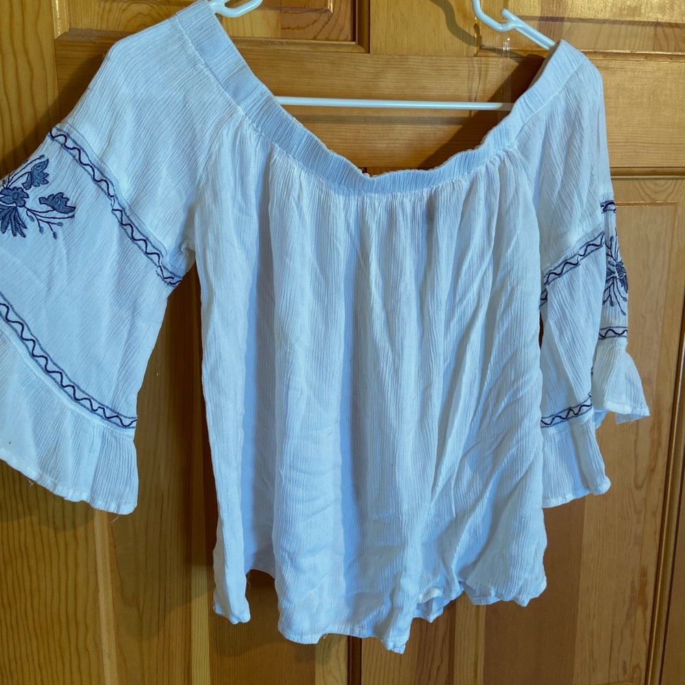 Off the shoulder white flow sleeves